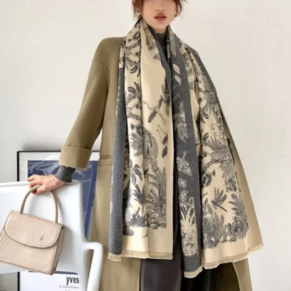 Elegant Cashmere Shawl - Picture 2 of 6